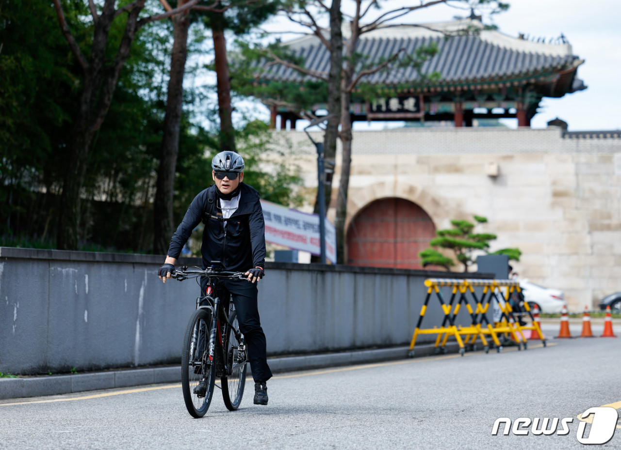 유인촌 장관, 비상계엄 사태 사과…관광업계와 함께 대응 방안 모색