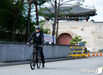 [뉴스1 PICK]'자전거 출근' 유인촌 