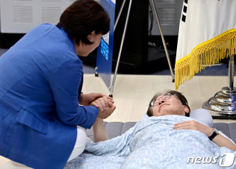 서영교 의원과 손 잡은 '단식' 이재명 대표