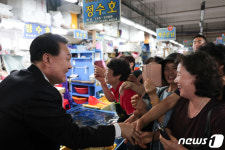 윤 대통령, 부산 민락어민활어직판장 방문