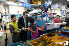 어시장 상인 격려하는 윤석열 대통령