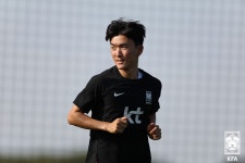 황인범, 세르비아 명문 즈베즈다 공식 입단…4년 계약+등 번호 66번