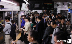 붐비는 지하철 1호선 서울역