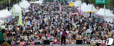 10차선 도로가 공연장으로