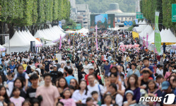 반포대로 10차선 도로가 공연장으로
