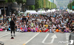 10차선 도로가 공연장으로 변신