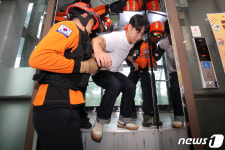 부산 남구 순간정전으로 승강기 갇힘 사고 잇따라…34명 구조