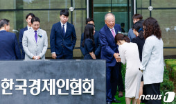 직원들과 인사 나누는 류진 회장