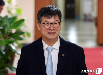 국무회의 참석하는 이기일 복지부 차관