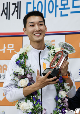 우상혁 '다이아몬드리그 우승 트로피'