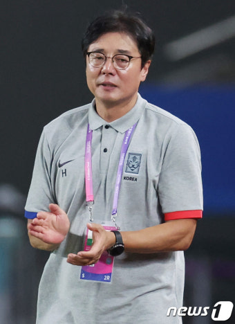 선수들 격려하는 황선홍 감독