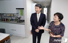 아동복지시설 생활관 살펴보는 이주호 부총리
