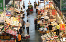 추석 앞두고 활기 보이는 청과시장