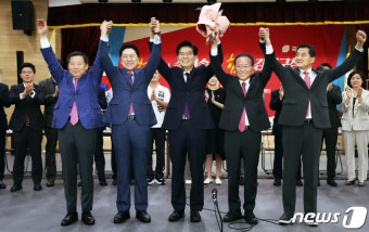 조정훈 시대전환 대표, 국민의힘 지도부와 '두손 번쩍'