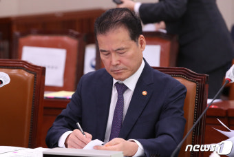 자료 살펴보는 김영호 장관