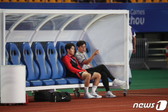 태국 전 앞두고 대화하는 황선홍 감독과 이강인