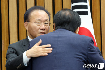 송석준 의원과 대화 나누는 윤재옥 원내대표
