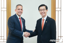 악수하는 방문규 장관과 미국 상무부 부장관