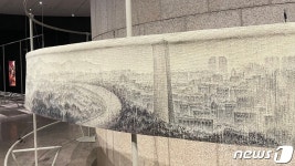 앞보다 뒤가 더 진한 한강, 서울의 맥…실로 그려낸 韓 정통 산수화