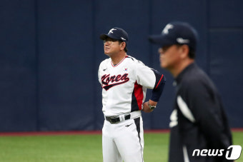 훈련 지켜보는 류중일 야구대표팀 감독