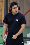 코치 바라보는 이건혁