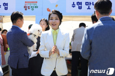 팔도장터 둘러보는 김건희 여사