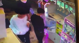저건 못 잡아…인형뽑기방서 수백만원 턴 10대들에 점주 울분