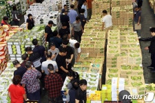 추석 앞둔 제주 농산물 공판장 북적