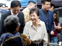 박근혜, 대구 현풍시장 방문…뵙고 싶었는데 건강이 안 좋아 늦었다