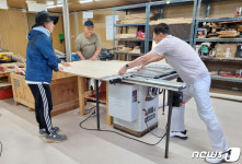 한울원전 목공동호회, 맞춤형 가구 만들어 모자가정에 전달