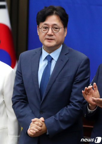 두 손 모은 홍익표 신임 원내대표