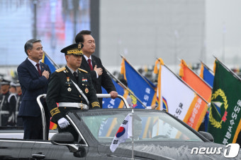 국군 부대 사열하는 윤 대통령과 이종섭 국방장관