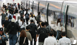 추석 연휴 하루 앞두고 붐비는 서울역