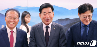 기념촬영하는 김진표·윤재옥·홍익표