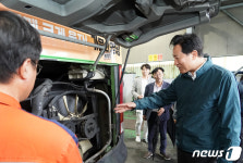 은평공영차고지서 버스 살펴보는 오세훈 시장