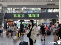 연휴가 기니까 넉넉하게 사야죠 자갈치시장·부산역 북새통(종합)