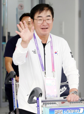 항저우 입성하는 류중일 야구 대표팀 감독