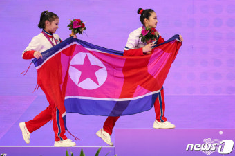 北 안창옥 '인공기 들고 시상대로'