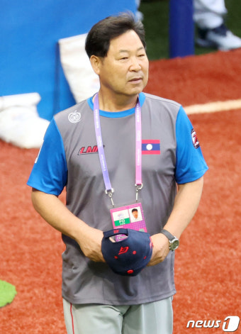 라오스 야구 대표팀 훈련 지켜보는 이만수 전 감독