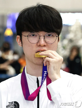 페이커 이상혁 '금메달, 앙'