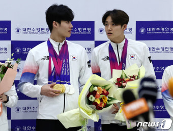 대화하는 황선우와 김우민