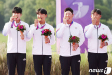 남자 골프, 단체전서 압도적 金…임성재는 개인전 銀[항저우AG]
