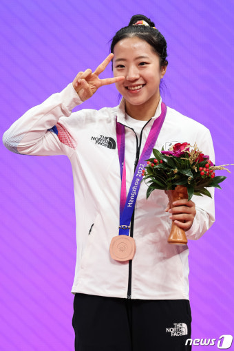 탁구 여자 단식 동메달 목에 건 신유빈
