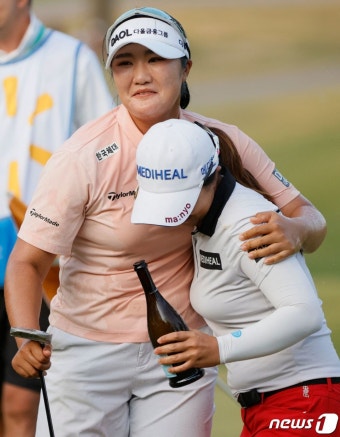 LPGA 투어 첫 우승에 김세영 축하 받는 유해란