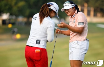 LPGA 투어 첫 우승 김세영 축하에 기뻐하는 유해란