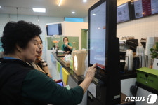 배우니까 편해 키오스크 활용법 배우는 60~80대 노인들
