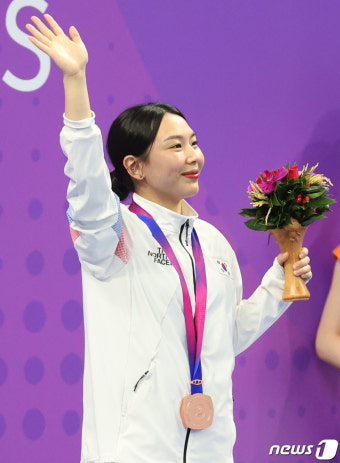 밝은 표정의 김수지 '동메달 목에 걸고'