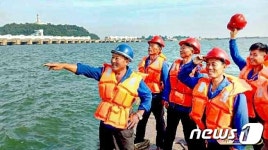 북한 서해갑문사업소 선원들… 인민 위해 성실히 일하는 사람들