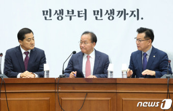 원내대책회의서 대화 나누는 윤재옥 원내대표