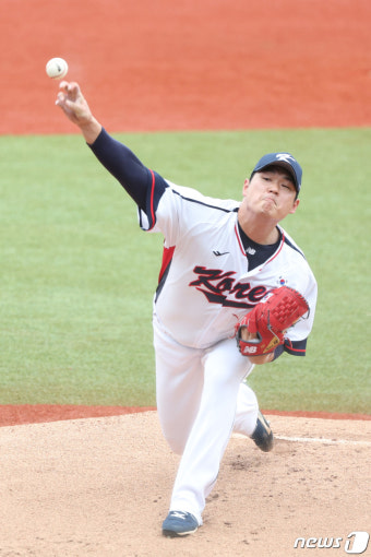 역투하는 한국 선발 나균안